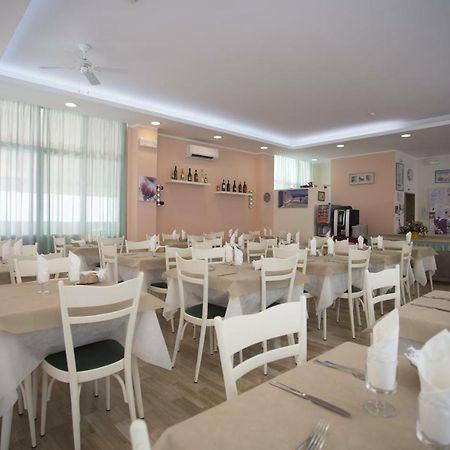 Hotel Madrid Cattolica Bagian luar foto