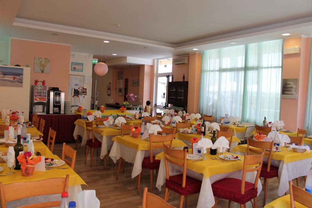 Hotel Madrid Cattolica Bagian luar foto