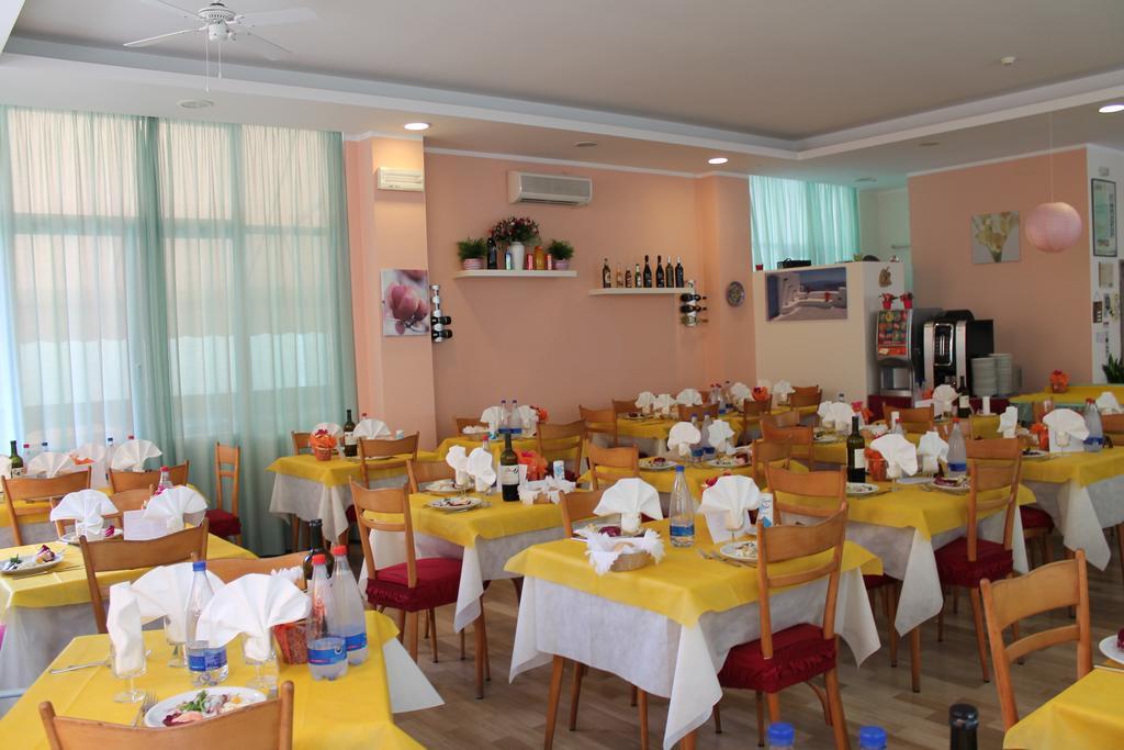 Hotel Madrid Cattolica Bagian luar foto