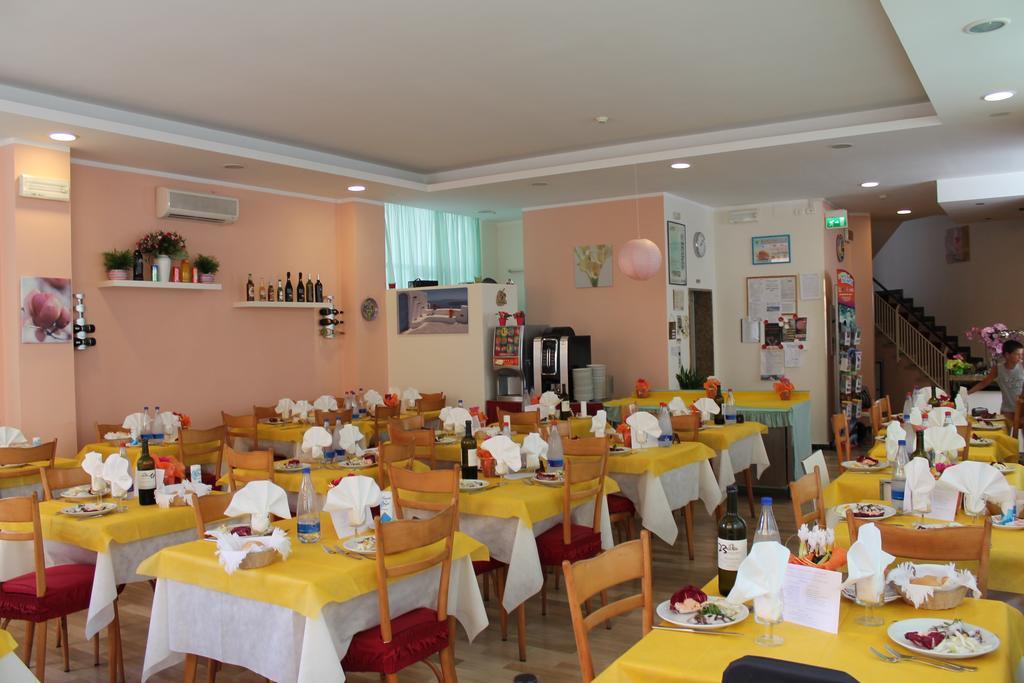 Hotel Madrid Cattolica Bagian luar foto
