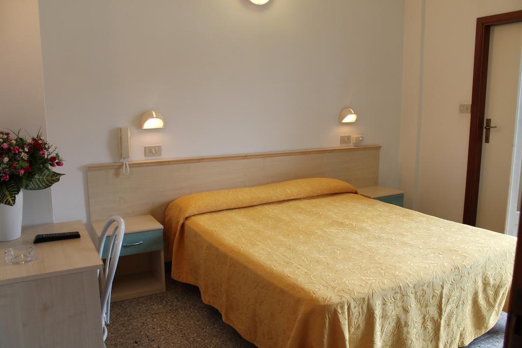 Hotel Madrid Cattolica Ruang foto