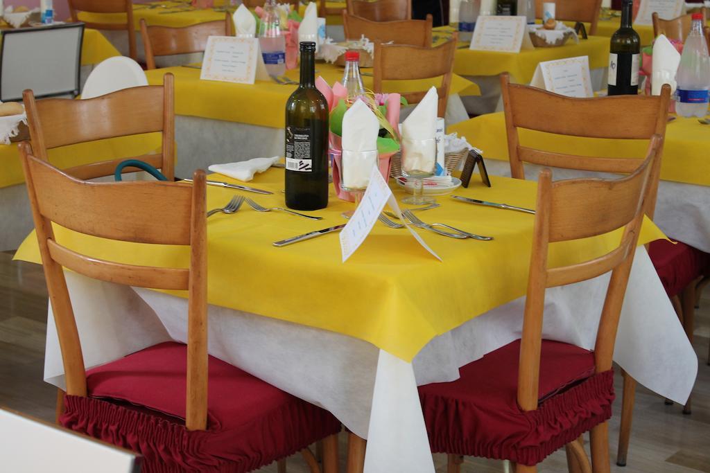 Hotel Madrid Cattolica Bagian luar foto