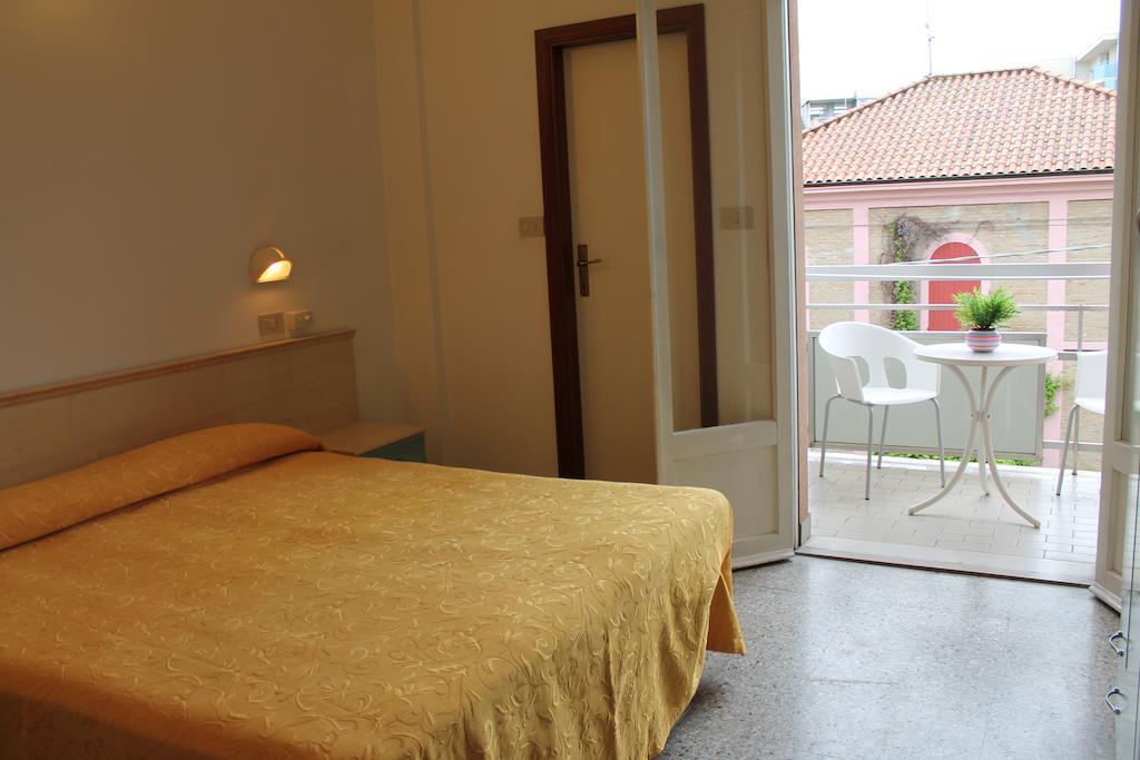 Hotel Madrid Cattolica Ruang foto