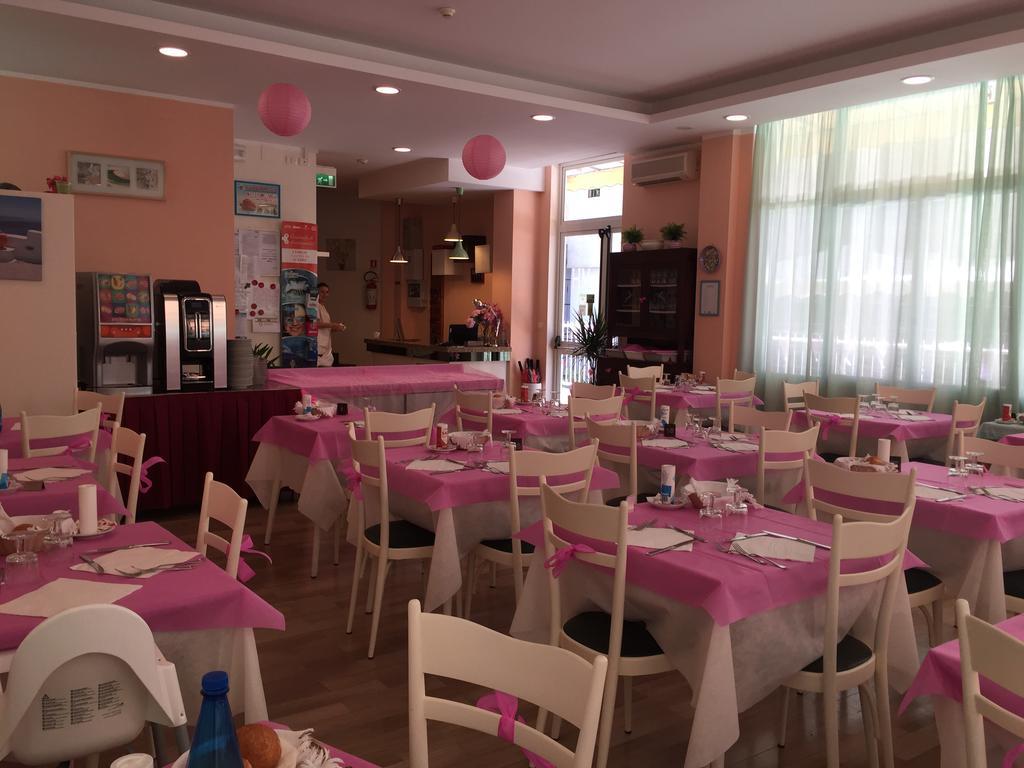 Hotel Madrid Cattolica Bagian luar foto